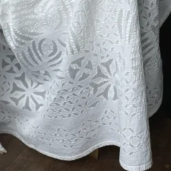 Organdi sengetæppe 210x260 med udskåret mønster