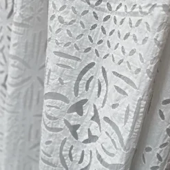Organdi sengetæppe 150x225 med udskåret mønster