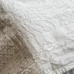 Organdi sengetæppe 150x225 med udskåret mønster