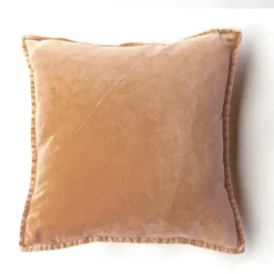 Pip Caramel Stonewashed velour 50x50 cm