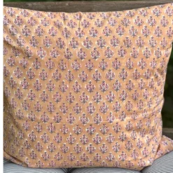 Pudebetræk med rosa blomst 50x50 cm