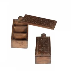 Træskrin med smukke udskæringer